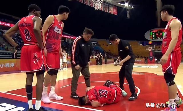 世界杯手机直播-望无大碍！郭艾伦膝盖受伤痛苦倒地 无法站立担架车推着离场