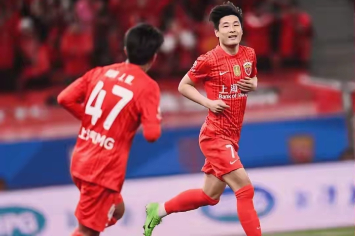 世界杯高清平台-巨大争议！上海海港又获裁判“照顾”，吾米提江故意撞人逃红牌|青岛市|贺凯|宋浩宇|青岛西海岸|中超联赛_新浪体育_新浪新闻